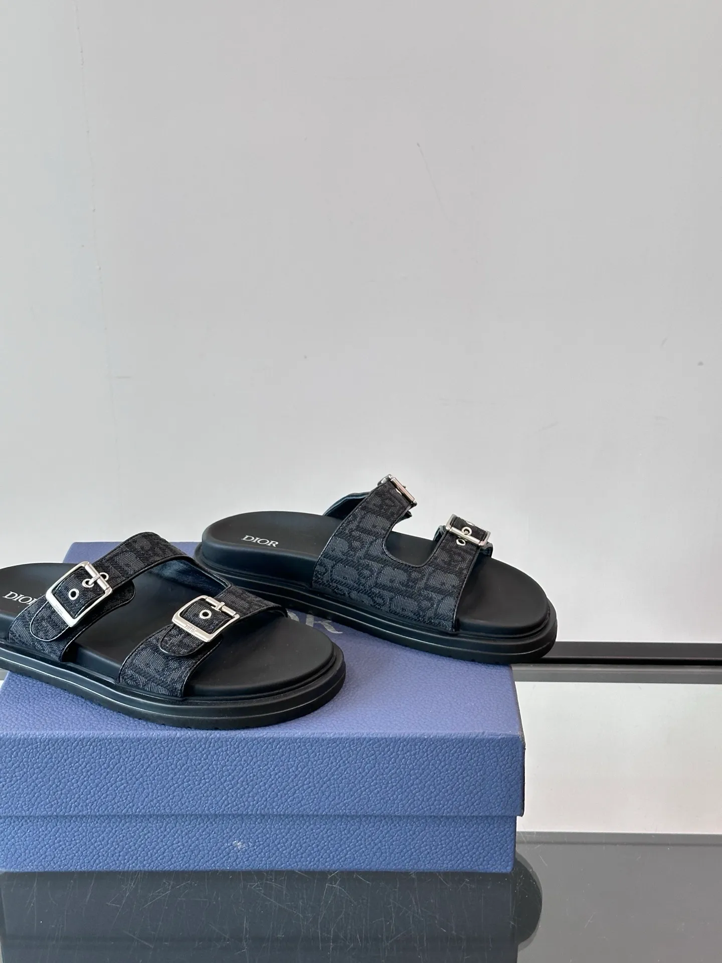 Factory price: 300💰Dior Aqua men's sandals and slippers. Showcasing Dior haute couture design. The Dior gray suede strap is accented with an aluminum Dior buckle for added style. Paired with a comfortable tonal notch sole, they pair easily with shorts or jeans for a sophisticated look. Main body: suede cow leather, technical fabric lining: cow leather, with adjustable straps, aluminum Dior buckle, Dior gray EVA insole, tonal notch rubber outsole splicing structure👌👌 size: 38-44 (45.46 customized)